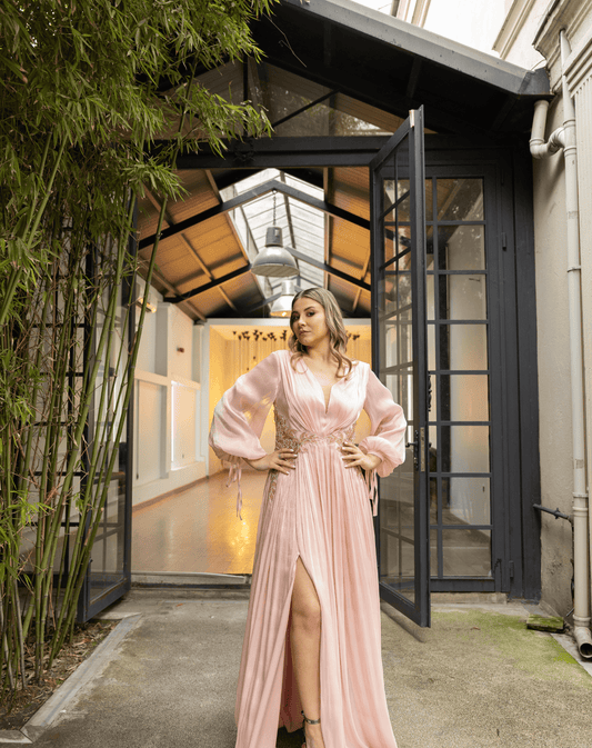 Kristal İşlemeli Bel Detaylı, Drapeli, Uzun Kollu, Yırtmaçlı ve Işıltılı Şifon Gece Elbisesi