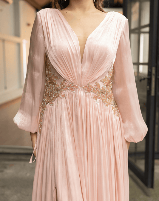 Kristal İşlemeli Bel Detaylı, Drapeli, Uzun Kollu, Yırtmaçlı ve Işıltılı Şifon Gece Elbisesi